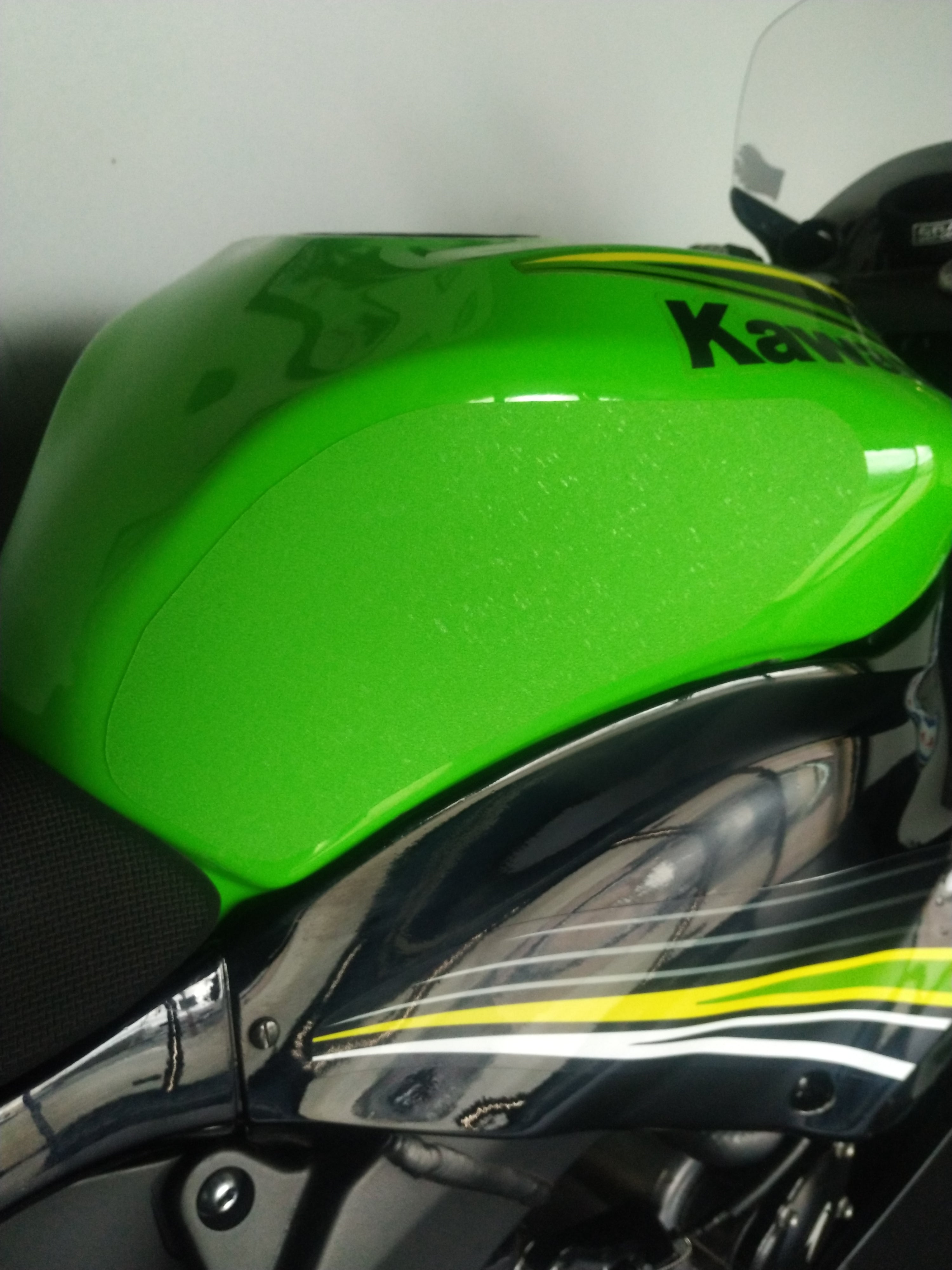 Kawasaki ZX-6R Tank Grip